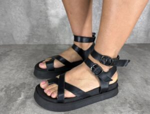 Talles 35 al 40 Material ecocuero Disponibles negras y prints Base liviana 